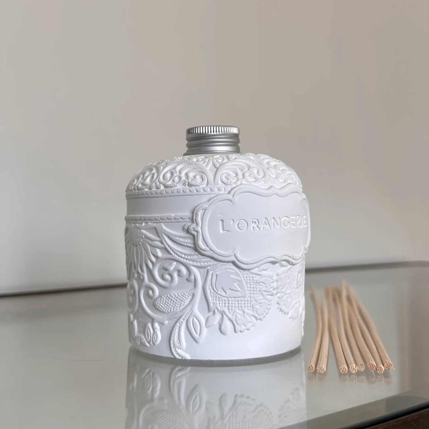 albury-house-interiors-lorangerie-white-engraved-diffuser-with-reeds-up-close