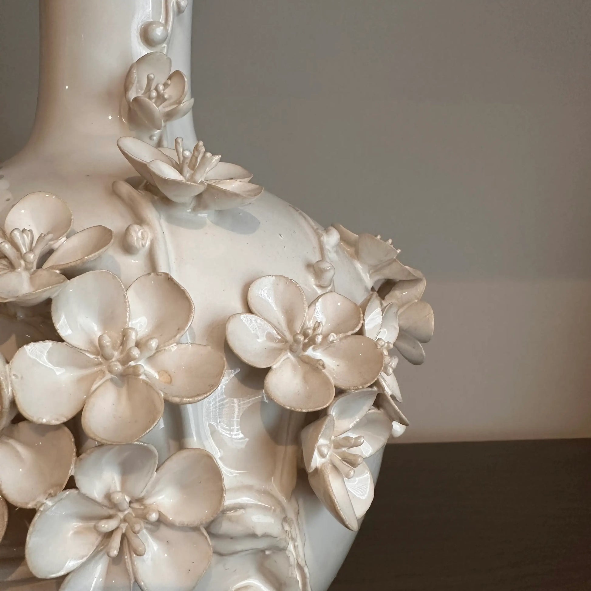 neutral-blossom-floral-vase-with-3d-raised-flowers-at-albury-house-interiors